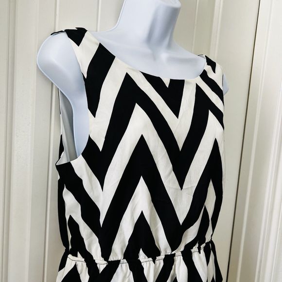 Everly Chevron Sleeveless Elastic Waist Black White Dress Large Lined Pockets - Picture 4 of 13